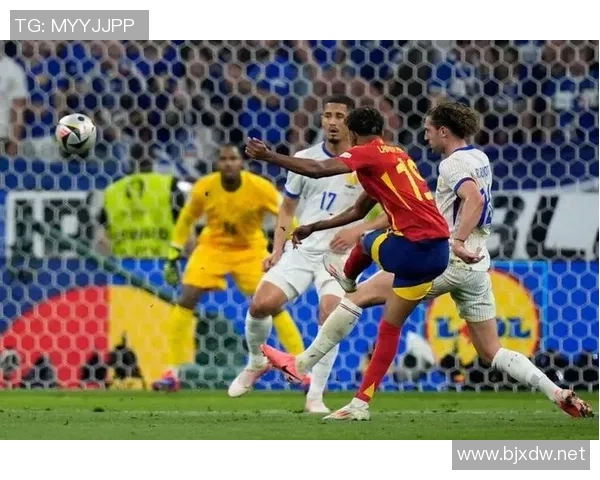 足球巨星挥别绿茵深情亲吻足球定格永恒瞬间